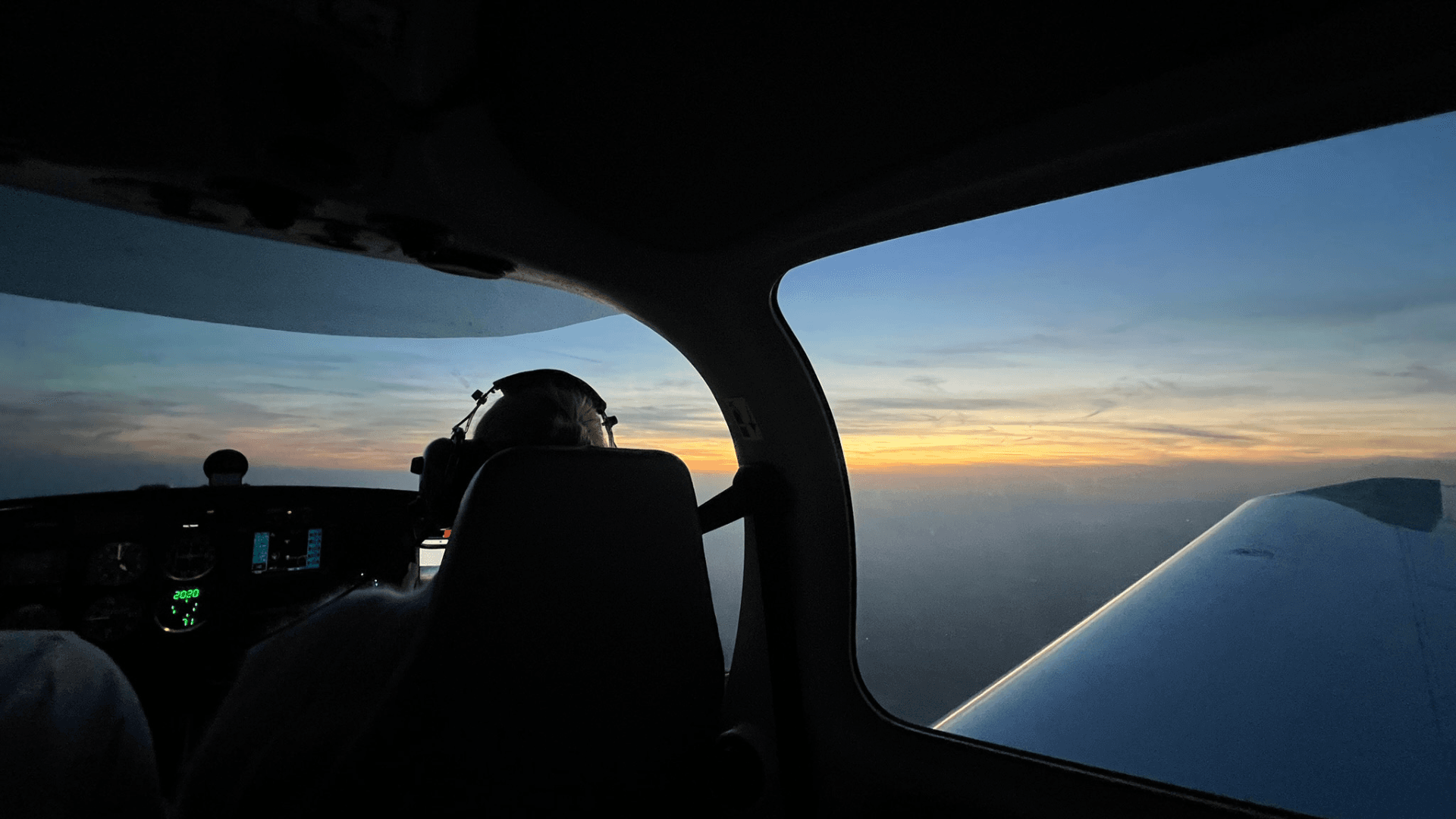 Dans le cockpit, à côté du pilote, au coucher du soleil